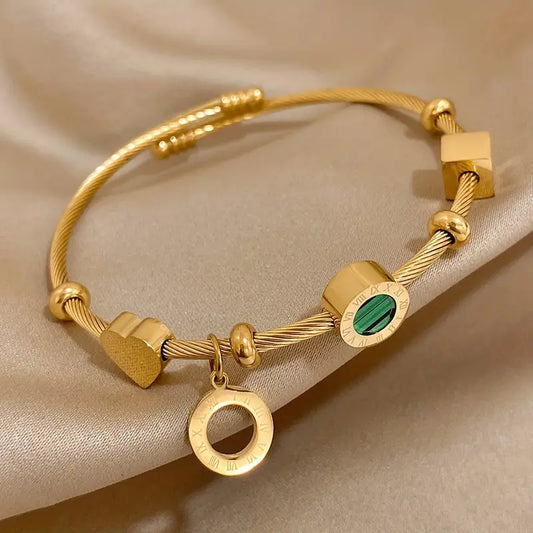 Goldenes Starres Armreif Mit Geometrischen Anhängern Celeste Luxuriöses Schmuckstück Für Den Alltagslook