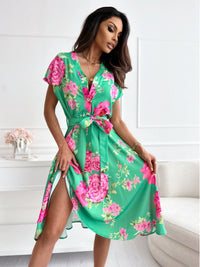 Kurzärmeliges Kleid mit Blumendruck und grünem Gürtel - Mirella