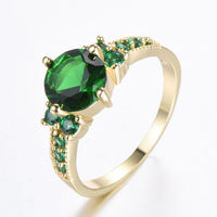 Ring - Celia Ferrowyn Mit Zentralem Rundem Stein Und Seitlich Angebrachten Ziersteinen Für Eleganz Und Moderne
