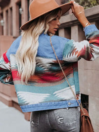 Jeansjacke im kurzen Schnitt im Used-Look mit figurbetontem Schnitt und Farbblock-Design
