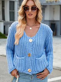 Strickjacke in leichter Ausführung mit V-Ausschnitt und Knopfverschluss