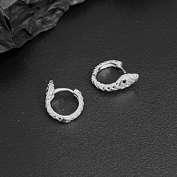 Silberne Serpentin-Ohrringe Keira Mit Schlangenform Und Smaragdgrüne Augen Eleganter Moderner Schmuck
