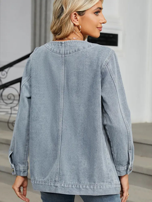 Jeansjacke mit V-Ausschnitt, Knopfverschluss und Taschen