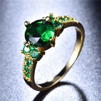Ring - Celia Ferrowyn Mit Zentralem Rundem Stein Und Seitlich Angebrachten Ziersteinen Für Eleganz Und Moderne