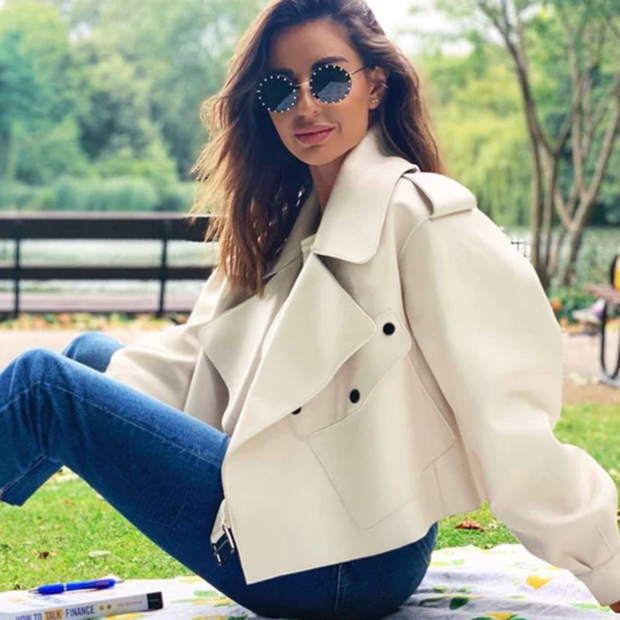 Kurze Lederjacke im lässigen Stil