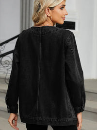 Jeansjacke mit V-Ausschnitt, Knopfverschluss und Taschen