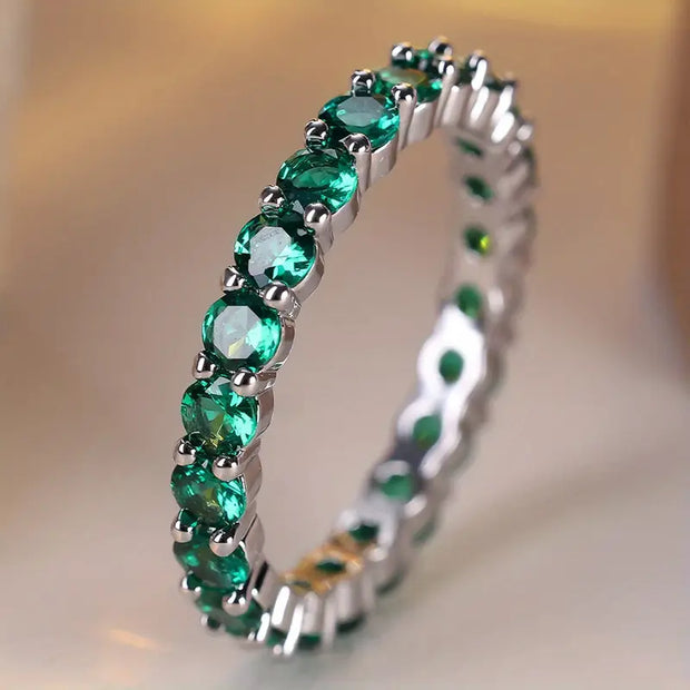 Versilberter Ring mit Grünem Kubischen Zirkonia Rundum Umlaufendem Kreis - Iridia