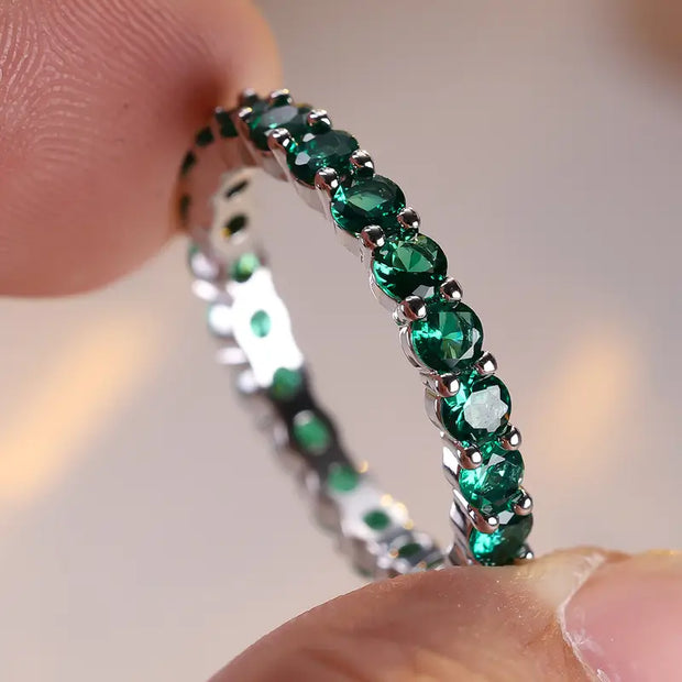 Versilberter Ring mit Grünem Kubischen Zirkonia Rundum Umlaufendem Kreis - Iridia
