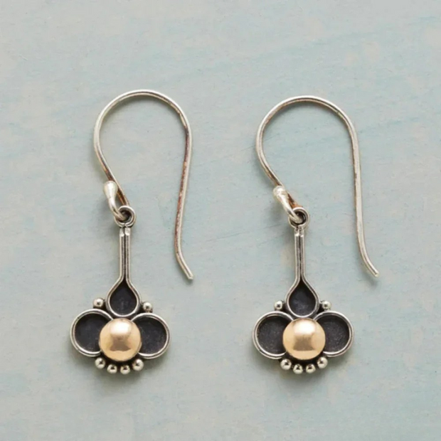 Elegante Silberohrringe mit Kleeblatt und Perlen