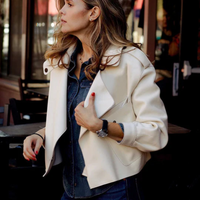 Kurze Lederjacke im lässigen Stil