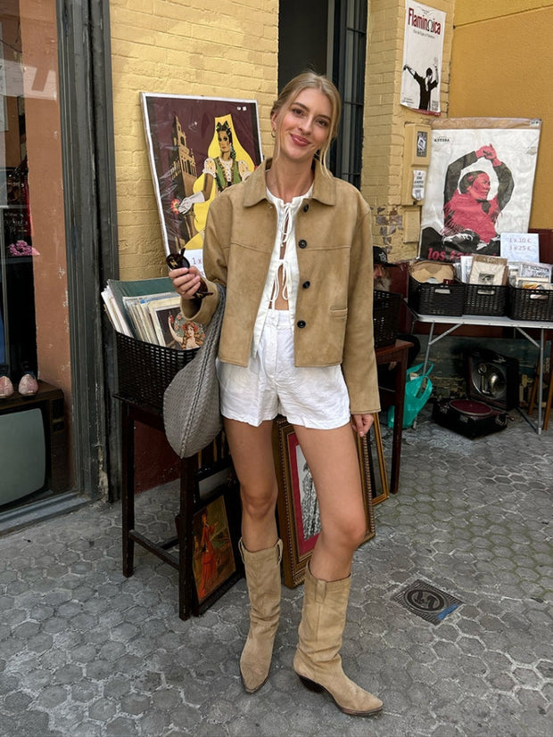 Wildlederjacke im kurzen Schnitt mit figurbetontem Schnitt und Reverskragen