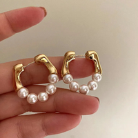 Amaya Halbkreis Hoop Ohrringe Mit Perlenkurven Aus Goldfarbenem Metall Elegant Vielseitig