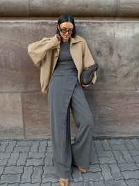 Jacke mit Reverskragen, Knopfverschluss und Taschen