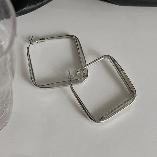 Elegante Quadratische Creolen Aus Silber Cyra Modernes Minimalistisches Design Mit Geometrischer Klarheit