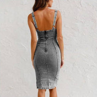 Eng anliegendes Damenkleid aus Denim mit Schlitz und Trägern - Aitana