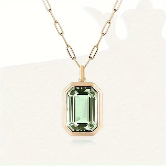 Elegante Goldene Halskette Mit Rechteckigem Anhänger Und Hellgrünen Kristall Von Dorelia