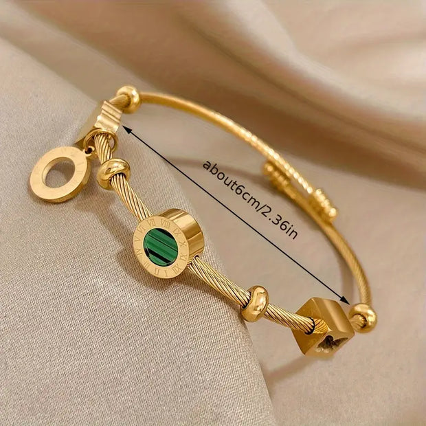 Goldenes Starres Armreif Mit Geometrischen Anhängern Celeste Luxuriöses Schmuckstück Für Den Alltagslook