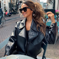 Kurze Lederjacke im lässigen Stil