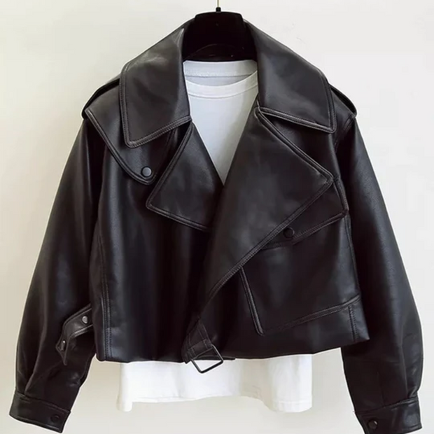 Kurze Lederjacke im lässigen Stil