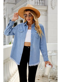Jeanshemdjacke im Used-Look in leichter Ausführung mit Knopfverschluss