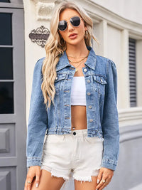 Jeansjacke im Used-Look mit figurbetontem Schnitt und Knopfverschluss und Bindedetails
