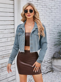 Jeansjacke im Used-Look mit figurbetontem Schnitt und Knopfverschluss und langen Ärmeln
