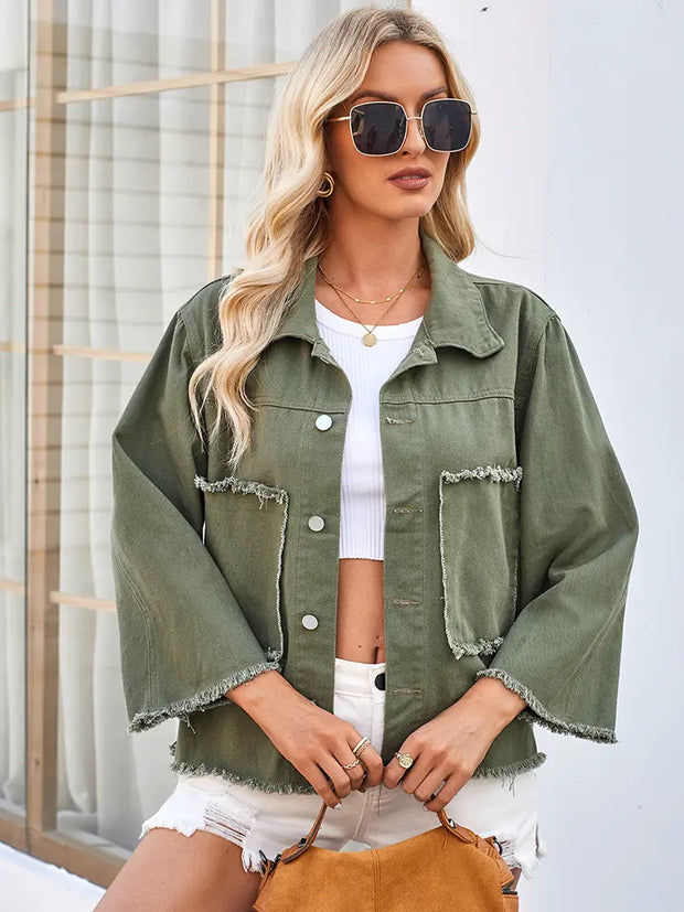 Jeansjacke im Used-Look in leichter Ausführung mit Knopfverschluss und Taschen