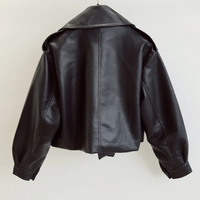 Kurze Lederjacke im lässigen Stil