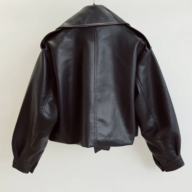 Kurze Lederjacke im lässigen Stil