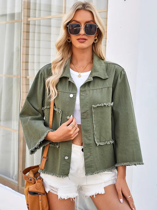 Jeansjacke im Used-Look in leichter Ausführung mit Knopfverschluss und Taschen