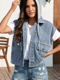 Jeansweste im Used-Look in leichter Ausführung mit figurbetontem Schnitt und Knopfverschluss