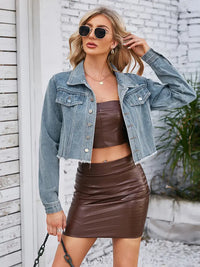 Jeansjacke im Used-Look mit figurbetontem Schnitt und Knopfverschluss und langen Ärmeln