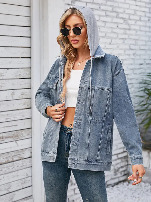 Jeansjacke im mittellangen Schnitt in leichter Ausführung mit Kapuze