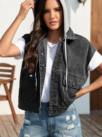 Jeansweste im Used-Look in leichter Ausführung mit figurbetontem Schnitt und Knopfverschluss
