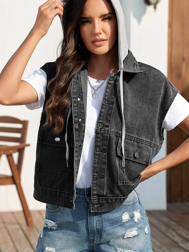 Jeansweste im Used-Look in leichter Ausführung mit figurbetontem Schnitt und Knopfverschluss