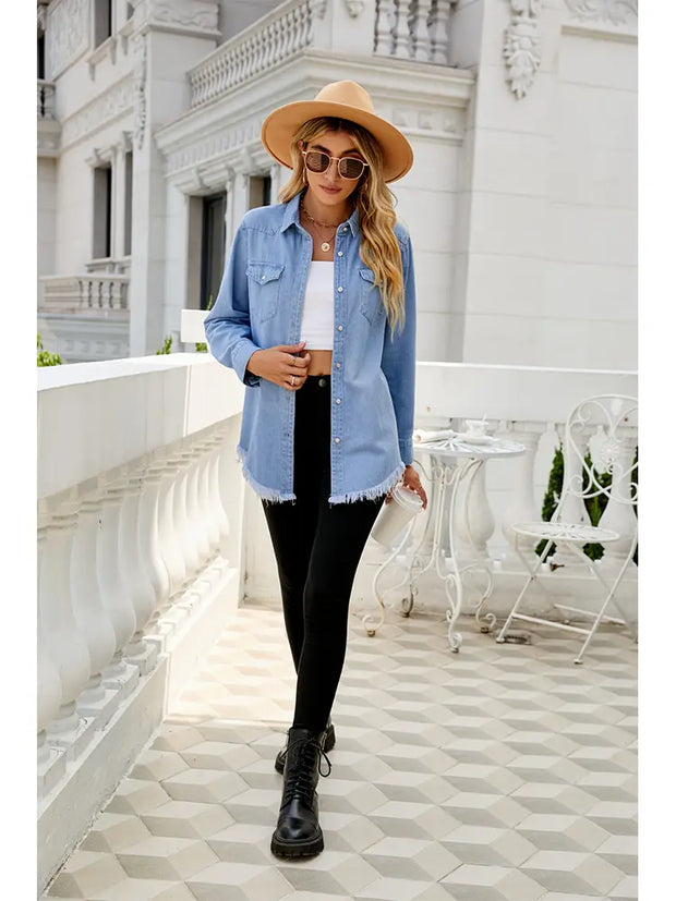 Jeanshemdjacke im Used-Look in leichter Ausführung mit Knopfverschluss