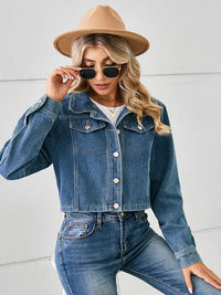 Jeansjacke im kurzen Schnitt mit Knopfverschluss und Taschen
