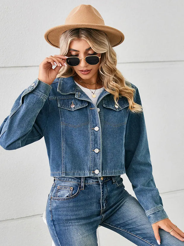 Jeansjacke im kurzen Schnitt mit Knopfverschluss und Taschen