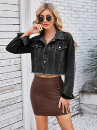 Jeansjacke im Used-Look mit figurbetontem Schnitt und Knopfverschluss und langen Ärmeln