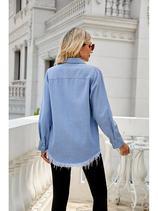 Jeanshemdjacke im Used-Look in leichter Ausführung mit Knopfverschluss