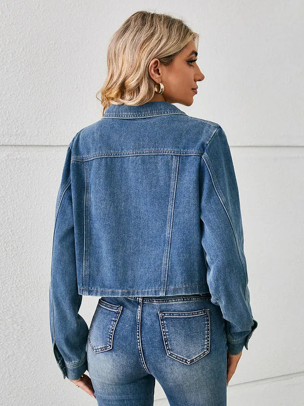 Jeansjacke im kurzen Schnitt mit Knopfverschluss und Taschen