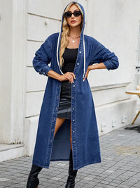 Jeansjacke in leichter Ausführung mit Kapuze und Knopfverschluss