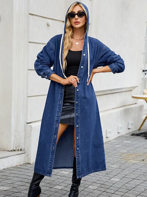 Jeansjacke in leichter Ausführung mit Kapuze und Knopfverschluss