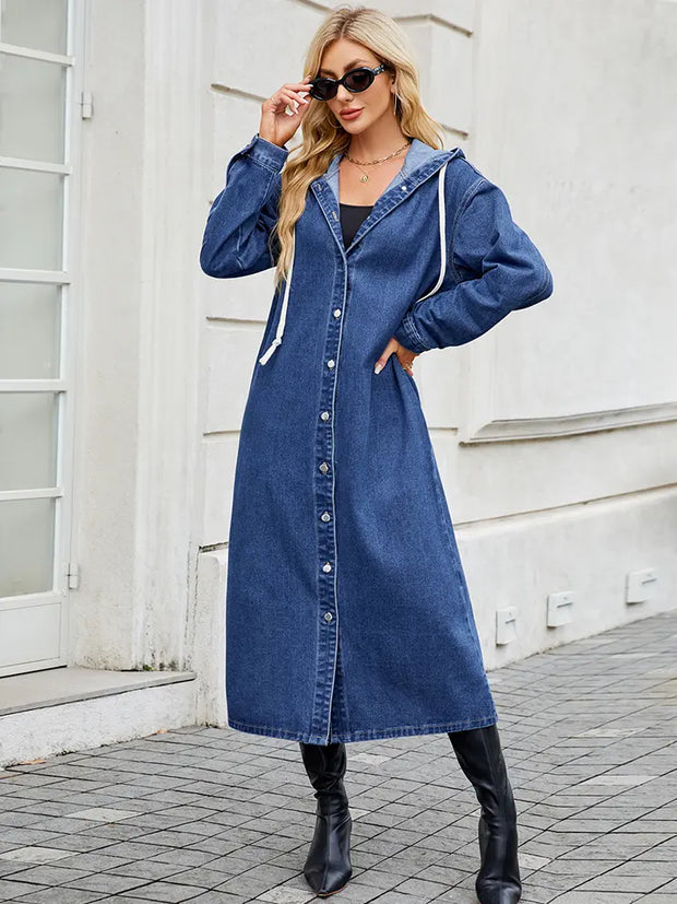 Jeansjacke in leichter Ausführung mit Kapuze und Knopfverschluss