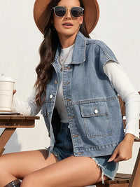 Jeansweste im Used-Look in leichter Ausführung mit figurbetontem Schnitt und Knopfverschluss