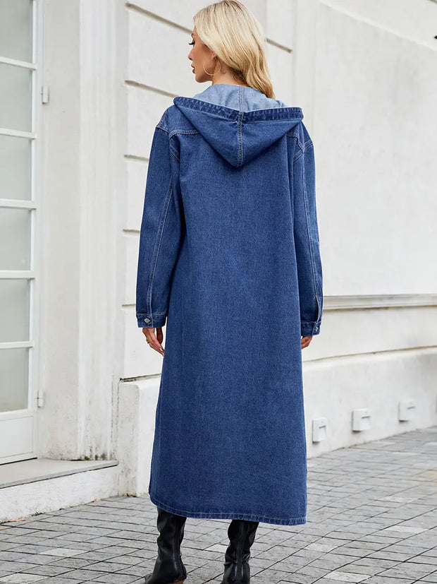 Jeansjacke in leichter Ausführung mit Kapuze und Knopfverschluss