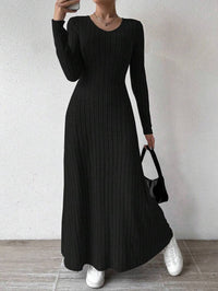 Tailliertes Damen-Strickkleid mit gerippter Silhouette - Brynja