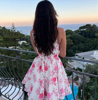 Amelia Florales und zartes Kleid