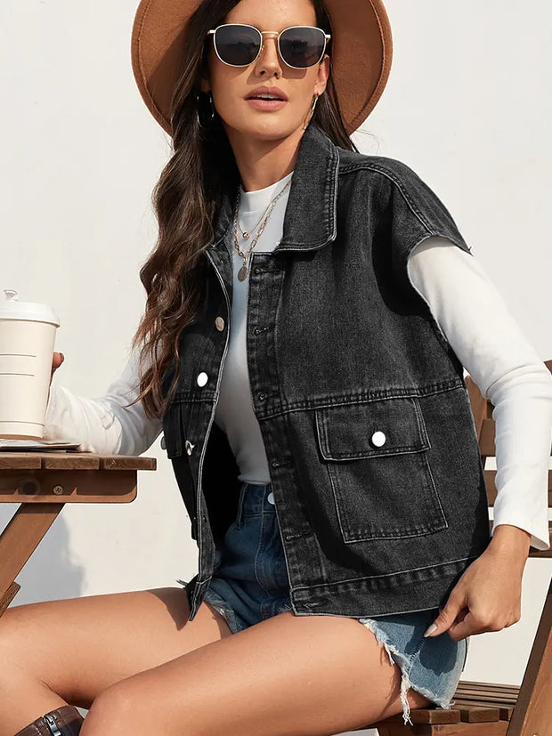 Jeansweste im Used-Look in leichter Ausführung mit figurbetontem Schnitt und Knopfverschluss