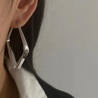 Elegante Quadratische Creolen Aus Silber Cyra Modernes Minimalistisches Design Mit Geometrischer Klarheit
